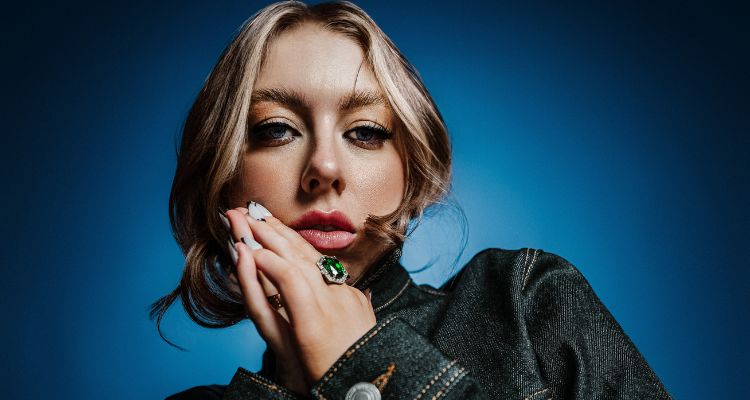 Feature - NewTracks New Artist: Lottie - NZ Musician